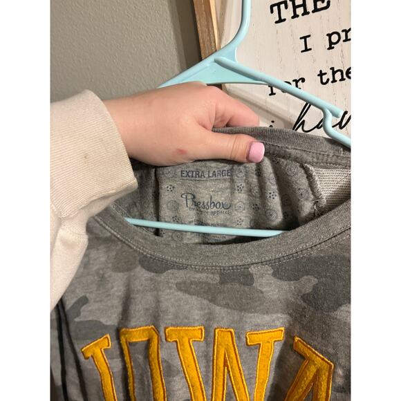 Iowa Hawkeyes Women’s Pressbox Brand Sweatshirt Size XL - Picture 2 of 3